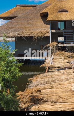 Ucraina, Dnipro, luglio 2021. Costruzione di un bungalow sull'acqua nel centro sportivo, vela e turistico della città di Dnipro, lo yacht club si Foto Stock