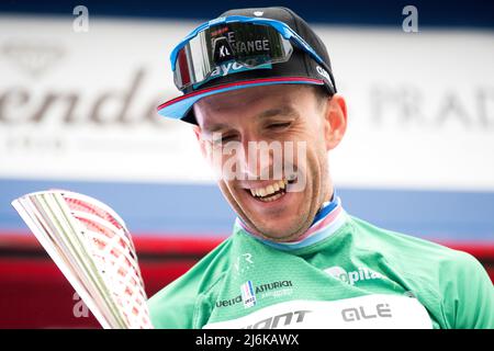 Oviedo, Spagna. 1st maggio 2022. Simon Yates (Team BikeExchange - Jayco) sul podio come punti di classifica della gara ciclistica 'Vuelta a Asturias' (to Foto Stock