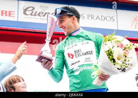 Oviedo, Spagna. 1st maggio 2022. Simon Yates (Team BikeExchange - Jayco) sul podio come punti di classifica della gara ciclistica 'Vuelta a Asturias' (to Foto Stock