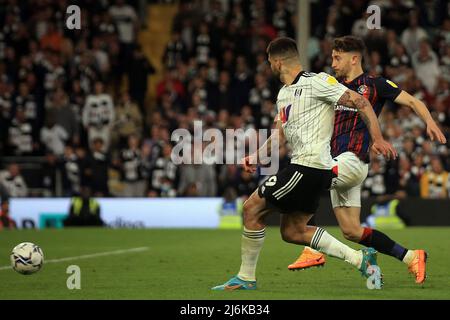 Londra, Regno Unito. 2nd maggio 2022. Aleksandar Mitrovic di Fulham segna la sua squadra 7th gol. EFL Skybet Championship Match, Fulham / Luton Town at Craven Cottage a Londra lunedì 2nd maggio 2022. Questa immagine può essere utilizzata solo per scopi editoriali. Solo per uso editoriale, licenza richiesta per uso commerciale. Nessun uso in scommesse, giochi o un singolo club / campionato / giocatori pubblicazioni. pic di Steffan Bowen / Andrew Orchard sport fotografia / Alamy Live news Foto Stock