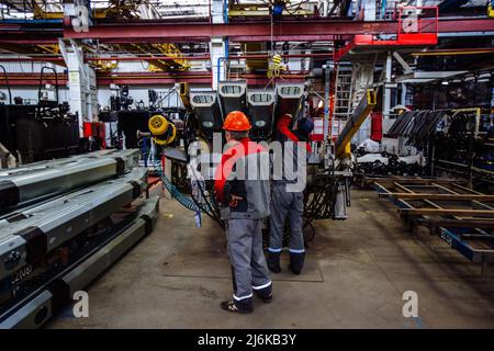 Il processo di assemblaggio dei trattori e delle trebbiatrici agricole. Foto Stock