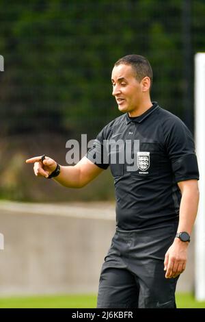 Swansea, Galles. 30 aprile 2022. Match Recheree ha detto Ouchene durante la partita Professional Development League tra Swansea City Under 18 e Watford Under 18 alla Swansea City Academy di Swansea, Galles, Regno Unito il 30 aprile 2022. Credit: Duncan Thomas/Majestic Media. Foto Stock