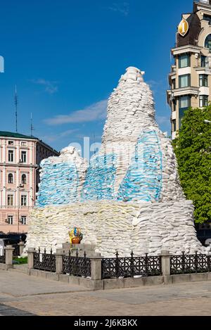 Il monumento alla Principessa Olga, Kyiv, piazza Mykhailivska, è coperto da sacchi di sabbia dipinti in blu e giallo, struttura protettiva aganst russo mis Foto Stock