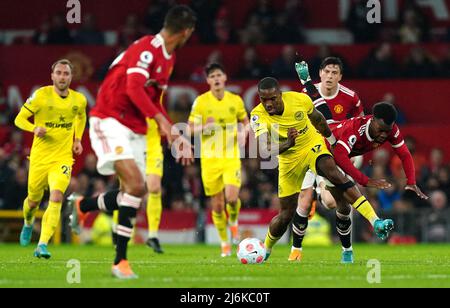 Ivan Toney di Brentford (seconda a destra) e Anthony Elanga del Manchester United (a destra) lottano per la palla durante la partita della Premier League a Old Trafford, Manchester. Data foto: Lunedì 2 maggio 2022. Foto Stock