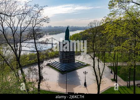 Il monumento al principe Volodymyr sul colle Volodymyrska è chiuso con una struttura protettiva in metallo Foto Stock