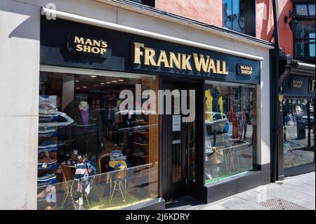 Kilkenny, Irlanda- 20 aprile 2022: Negozio di abbigliamento Frank Wall Mens a Kilkenny Irlanda. Foto Stock