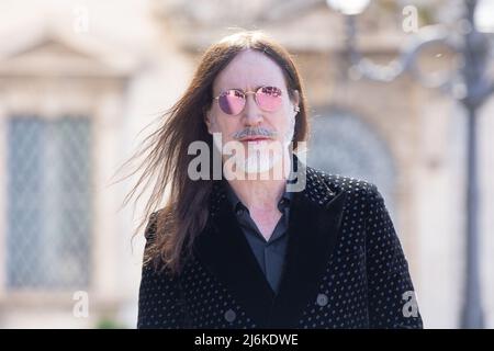 2 maggio 2022, Roma, Italia: Manuel Agnelli di fronte all'ingresso del Palazzo Quirinale di Roma per la cerimonia di presentazione delle candidature per i premi David di Donatello 2022 (Credit Image: © Matteo Nardone/Pacific Press via ZUMA Press Wire) Foto Stock