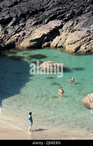 Kynance Cove, Cornovaglia - 20 luglio 202: Nuoto in Kynance Cove Foto Stock