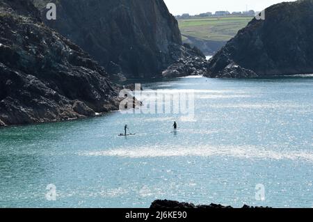 Kynance Cove, Cornovaglia - 20 luglio 202: Tavole a pale che attraversano Kynance Cove Foto Stock