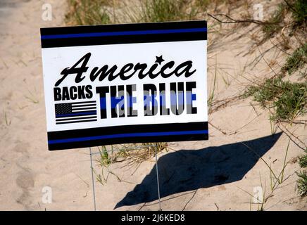 Un cartello "Back the Blue" in una duna di sabbia su West Dennis Beach a Cape Cod. Sponsorizzato dai Cavalieri Blu Foto Stock