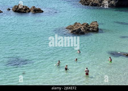 Kynance Cove, Cornovaglia - 20 luglio 202: Nuoto in Kynance Cove Foto Stock