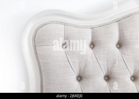 Testata letto con tappezzeria in tufting in diamante beige Foto Stock