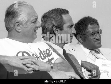 Rappresentanti dei Dodgers, da sinistra a destra: Tom Lasorda, Sandy Koufax, Don Newcombe, che partecipano all'inaugurazione del Jackie Robinson Stadium, sede della squadra di baseball UCLA Bruins, a Westwood, CA, 1981 Foto Stock