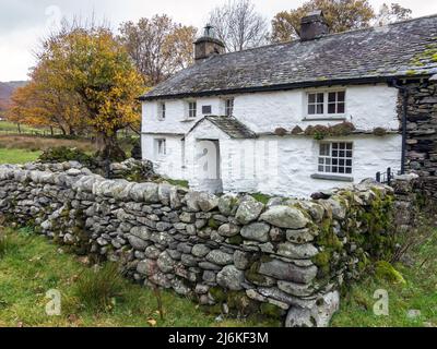 Vecchio cottage lavati di bianco Lakeland fattoria con tetto di ardesia, Bridge End Cottage Farm, Little Langdale, Cumbria, Inghilterra, Regno Unito Foto Stock