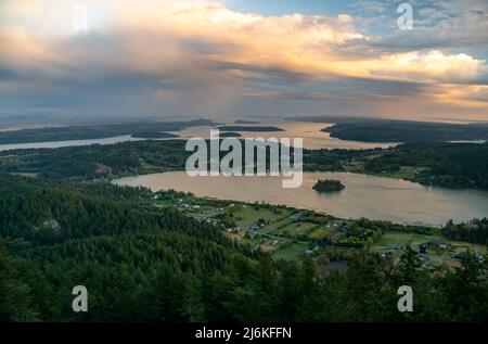 Il Monte Erie è il picco più alto della regione di Anacortes nello stato di Washington Foto Stock