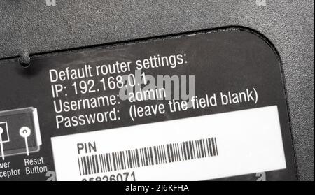 Impostazioni predefinite del router, nome utente e password, indirizzo ip locale, pin, piastra posteriore del punto di accesso, dettagli, closeup estremo, nessuno, privacy, rete domestica Foto Stock