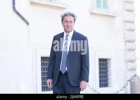 2 maggio 2022, Roma, Italia: Paolo Sorrentino di fronte all'ingresso del Palazzo del Quirinale di Roma per la cerimonia di presentazione delle candidature per i premi David di Donatello 2022 (Credit Image: © Matteo Nardone/Pacific Press via ZUMA Press Wire) Foto Stock