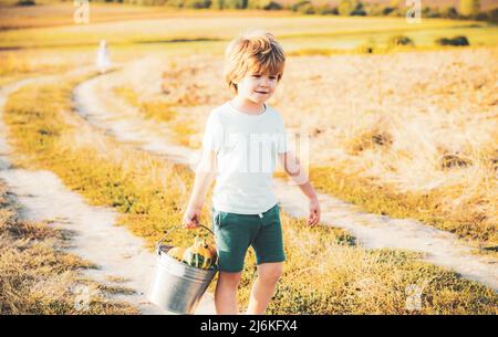 Goditi il momento. Passeggiata in campagna. I bambini emozionali camminano all'aperto e si godono a piedi. Il bambino piccolo carino sorride. Ragazzo affascinante. Felice ragazzino. Foto Stock