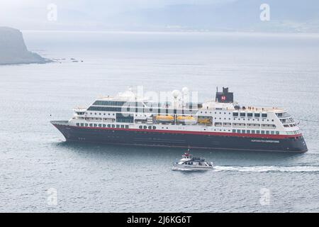 Nave da crociera e traghetto per l'Isola di Rathlin Foto Stock