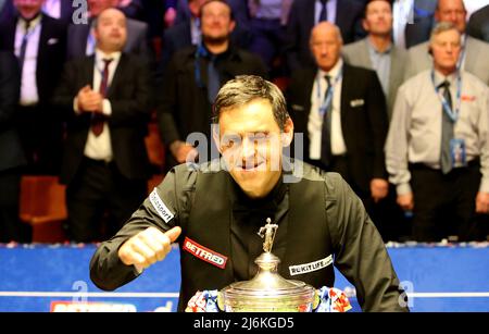 Sheffield, Yorkshire, Regno Unito. Croceble Theatre, Sheffield Yorkshire, Inghilterra; maggio 2nd 2022; finale di biliardo del campionato del mondo Betfred, Ronnie o'Sullivan contro Judd Trump: Ronnie o'Sullivan celebra la vittoria del titolo mondiale per il 7th Time Credit: Action Plus Sports Images/Alamy Live News Foto Stock