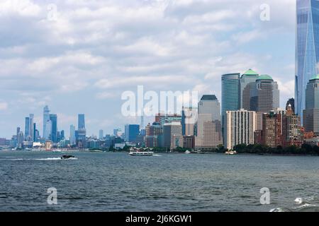 Vista di Lower Manhattan dall'acqua. Skyline di New York. Foto Stock