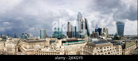 Vista panoramica a nord sui quartieri finanziari e assicurativi della città di Londra e sui grattacieli di architettura moderna e iconica con nuvole scure Foto Stock