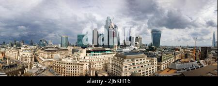 Vista panoramica a nord sui quartieri finanziari e assicurativi della città di Londra e sui grattacieli di architettura moderna e iconica con nuvole scure Foto Stock