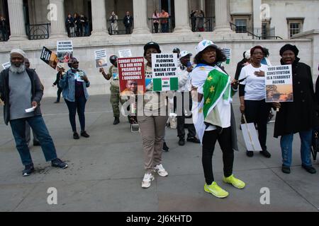 Londra, UK, 02/05/2022, indigeni di Biafra London UK proteste di 10 ore a Trafalgar Square Londra in solitario con il loro eroe prigioniero di essere immediatamente libero, Londra, Regno Unito. 2 maggio 2022. Credit: Picture Capital/Alamy Live News Foto Stock