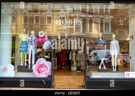 Londra - Aprile 2022: Negozio di moda Hobbs su Kensington High Street Foto Stock