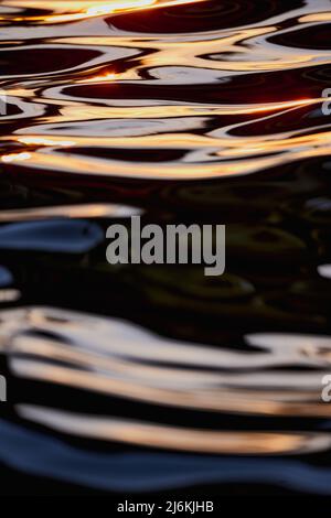 relezione dei raggi solari sulla superficie dell'acqua Foto Stock