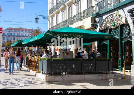 Turisti a Brasileira do Chiado, Lisbona, Portogallo Foto Stock