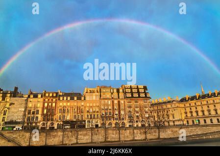 Un arcobaleno completo su 76–42 quai des Orfèvres, rue de Harlay, e la facciata occidentale del Palais de Justice. Foto Stock