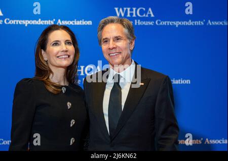 30 aprile 2022, Washington, District of Columbia, USA: Evan Ryan, A sinistra, e Antony Blinken arriverà per la cena annuale 2022 della White House Correspondent Association al Washington Hilton Hotel sabato 30 aprile 2022. Questa è la prima volta dal 2019 che la WHCA ha tenuto la sua cena annuale a causa della pandemia COVID-19 (Credit Image: © Rod Lamkey/CNP via ZUMA Press Wire) Foto Stock