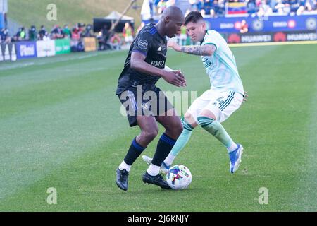 30 aprile 2022: CF Montreal Kamal Miller (3) controlla la palla come Atlanta United Dom Dwyer (4) difende durante la partita MLS tra Atlanta United e CF Montreal tenutasi allo saputo Stadium di Montreal, Quebec. Daniel Lea/CSM Foto Stock