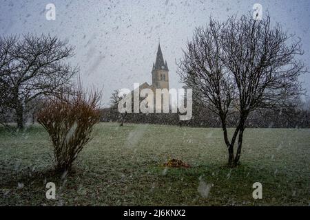 Chiesa di San Didier sotto la neve, a Rignat, dipartimento di Ain, Francia. Foto Stock