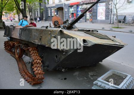 Regione di Kiev, Ucraina - 02 maggio 2022, il carro armato russo distrutto parcheggiato sulla strada, è stato distrutto dai militari ucraini nella regione di Kiev. La Russia ha invaso l'Ucraina il 24 febbraio 2022, scatenando il più grande attacco militare in Europa dalla seconda guerra mondiale Foto Stock