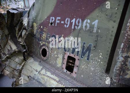 Regione di Kiev, Ucraina - 02 maggio 2022, l'iscrizione dell'aviazione russa su una coda frammentata di un aereo militare russo su-25, che è stato distrutto dall'esercito ucraino nella regione di Kiev. La Russia ha invaso l'Ucraina il 24 febbraio 2022, scatenando il più grande attacco militare in Europa dalla seconda guerra mondiale Foto Stock