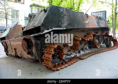 Regione di Kiev, Ucraina - 02 maggio 2022, un carro armato russo distrutto parcheggiato sulla strada, è stato distrutto dai militari ucraini nella regione di Kiev. La Russia ha invaso l'Ucraina il 24 febbraio 2022, scatenando il più grande attacco militare in Europa dalla seconda guerra mondiale Foto Stock