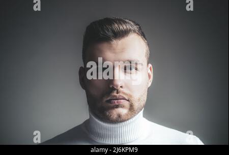 Uomo unshaven macho primo piano viso. Concetto di barbiere. Setole brutali. Bel ragazzo unshaven. Mascolinità e bellezza. Uomo ben curato e non rasato elegante Foto Stock