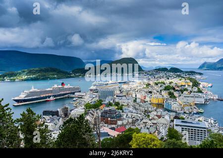Vista di Alesund, Norvegia, dal Monte Aksla con le navi da crociera Cunard Queen Victoria e AIDA AIDAsol nel porto Foto Stock