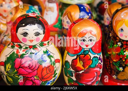 Primo piano delle bambole russe in mostra presso la Piazza del mercato della Città Vecchia, Varsavia, Polonia. Foto Stock