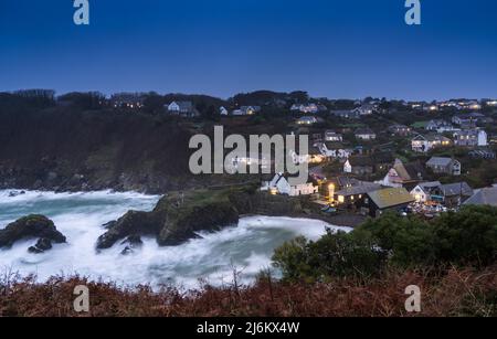 Vista della città di Cadgwith Cove, Cornovaglia, Inghilterra, presa al tramonto Foto Stock