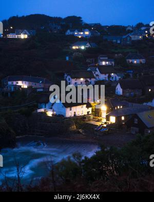 Vista della città di Cadgwith Cove, Cornovaglia, Inghilterra, presa al tramonto Foto Stock