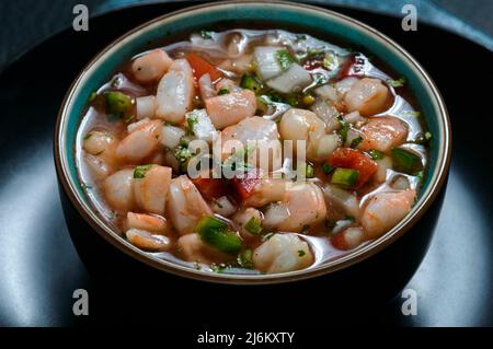 Red Shrimp Ceviche, cibo messicano, low key Foto Stock