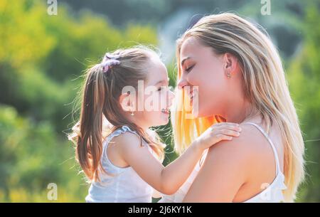 Amore del bambino. La famiglia felice e la mamma e la figlia adorabili trascorrono il tempo insieme - la giornata delle madri. Giorno delle madri. Madre e figlia si divertano e guardano Foto Stock