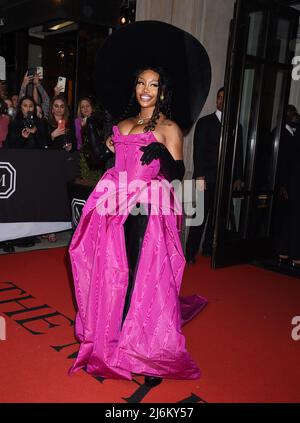 New York City, USA. 02nd maggio 2022. New York City, USA. 02nd maggio 2022. SZA lascia il Mark Hotel per il MET Gala il 02 maggio 2022 a New York, California. © Tammie Arroyo/AFF-USA.com Credit: AFF/Alamy Live News Foto Stock