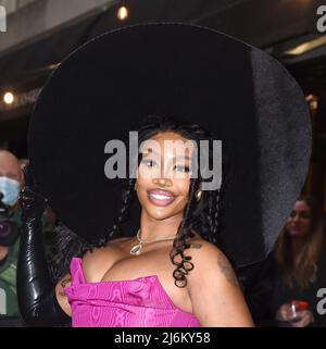 New York City, USA. 02nd maggio 2022. New York City, USA. 02nd maggio 2022. SZA lascia il Mark Hotel per il MET Gala il 02 maggio 2022 a New York, California. © Tammie Arroyo/AFF-USA.com Credit: AFF/Alamy Live News Foto Stock