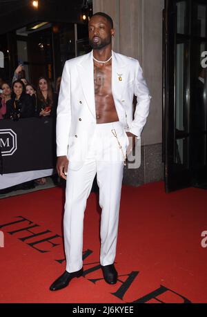 New York City, USA. 02nd maggio 2022. New York City, USA. 02nd maggio 2022. Dwyane Wade lascia il Mark Hotel per il MET Gala il 02 maggio 2022 a New York, California. © Tammie Arroyo/AFF-USA.com Credit: AFF/Alamy Live News Foto Stock