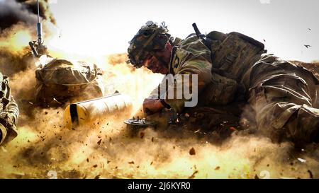 Sappers dal Battaglione di Ingegnere Brigade 326th 'Sapper Eagles', 1st Brigade Combat Team, 101st Airborne Division soffiano attraverso il filo di concertina durante l'operazione lethal Eagle 2, Fort Campbell, Ky. I Sappers hanno sostenuto 1st battaglione, 506th Regiment di fanteria 'Currahee Rosso', 1st Brigade Combat Team come hanno condotto esercitazioni di fuoco dal vivo platoon durante la divisione formazione densità noto come operazione letale Eagle 2. Foto Stock