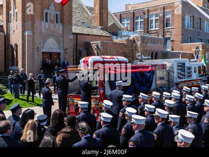 29 aprile 2022, Queens, New York, Stati Uniti: Famiglia, Amici e migliaia di vigili del fuoco hanno detto il loro ultimo addio al vigile del fuoco Timothy Klein. Il funerale si è tenuto presso la chiesa di San Francesco di Sales a Belle Harbor Queens, New York. Timothy Klein morì il 24 aprile 2022 combattendo un fuoco di tre allarmi a Canarise. (Credit Image: © Steve Sanchez/Pacific Press via ZUMA Press Wire) Foto Stock